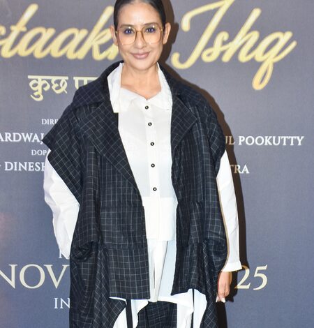 Manisha Koirala rings in birthday as parents throw special bash for her Manisha Koirala rings in birthday as parents throw special bash for her