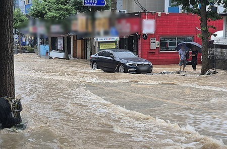 Heavy rainfall causes extensive damage in southwestern South Korea Heavy rainfall causes extensive damage in southwestern South Korea