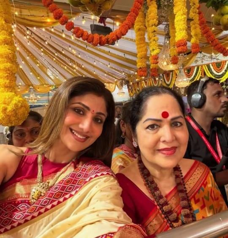 Shilpa Shetty revisits her roots as she offers prayer with her mom on Naga Panchami Shilpa Shetty revisits her roots as she offers prayer with her mom on Naga Panchami