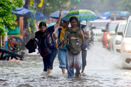 Heavy rain to continue in south Bengal for next 24 hours, says Met Department Heavy rain to continue in south Bengal for next 24 hours, says Met Department