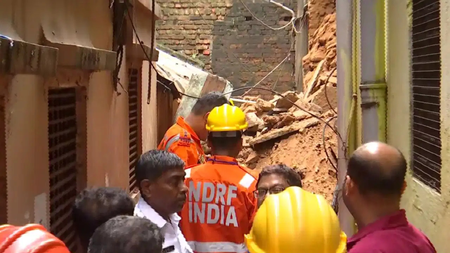 Old building in Kolkata collapses; one woman killed, 19 still trapped inside Old building in Kolkata collapses; one woman killed, 19 still trapped inside