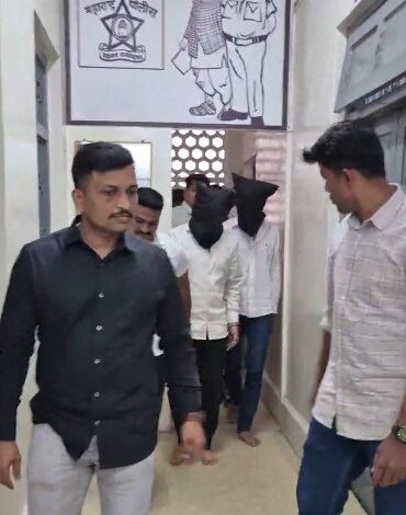 Two held with stolen foreign liquor worth Rs 27,000 in Pune Two held with stolen foreign liquor worth Rs 27,000 in Pune