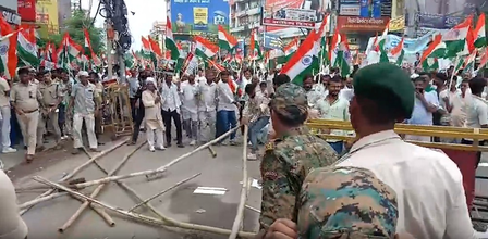 RJD’s Raj Bhavan march turns tense in Patna as protesters try to break through barricades RJD’s Raj Bhavan march turns tense in Patna as protesters try to break through barricades
