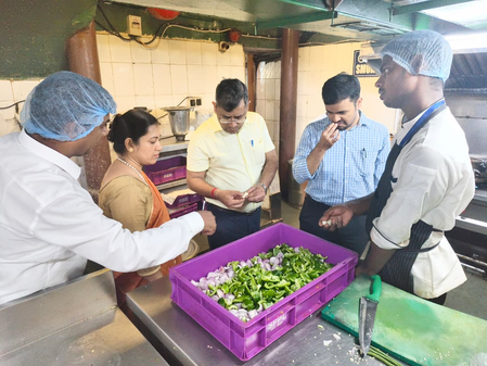 Bengal: ER inspects food stalls at Howrah, Sealdah and Malda town stations Bengal: ER inspects food stalls at Howrah, Sealdah and Malda town stations