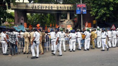 Kolkata: Fresh SFI-ABVP clashes erupt outside Jadavpur University, varsity emblem damaged (lead) Kolkata: Fresh SFI-ABVP clashes erupt outside Jadavpur University, varsity emblem damaged (lead)