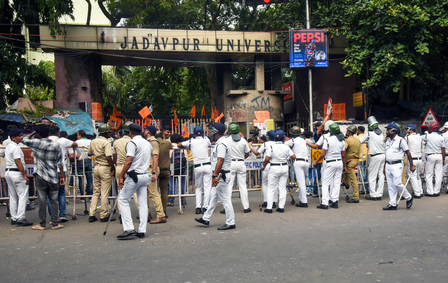 Kolkata: Fresh SFI-ABVP clashes erupt outside Jadavpur University, varsity emblem damaged (lead) Kolkata: Fresh SFI-ABVP clashes erupt outside Jadavpur University, varsity emblem damaged (lead)