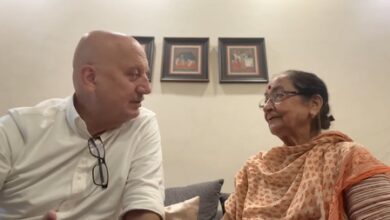Anupam Kher gets emotional as mom Dulari returns home, says, ‘I missed her’ Anupam Kher gets emotional as mom Dulari returns home, says, ‘I missed her’