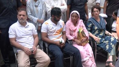 Rahul, Priyanka Gandhi continue dharna at Parliament Street Police Station with pellet victim; demand FIR