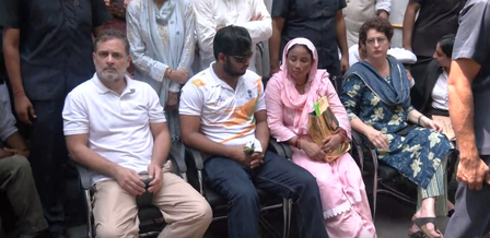 Rahul, Priyanka Gandhi continue dharna at Parliament Street Police Station with pellet victim; demand FIR Rahul, Priyanka Gandhi continue dharna at Parliament Street Police Station with pellet victim; demand FIR