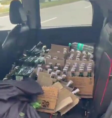Liquor-laden car crashes in Patna, passersby scramble to pick up bottles Liquor-laden car crashes in Patna, passersby scramble to pick up bottles