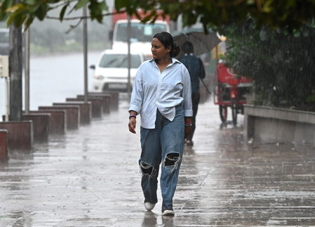 Delhi-NCR receives morning rain; IMD warns of heavy showers, thunderstorms Delhi-NCR receives morning rain; IMD warns of heavy showers, thunderstorms