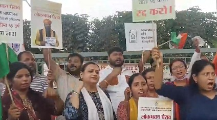 PhD holders and research scholars march towards Lok Bhawan in Patna stopped by police PhD holders and research scholars march towards Lok Bhawan in Patna stopped by police