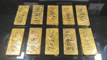 From Gorakhpur to Delhi: Police intercept car carrying 10 kg gold From Gorakhpur to Delhi: Police intercept car carrying 10 kg gold