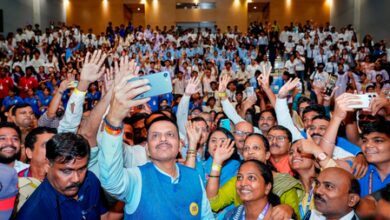 Students must stay away from drugs: Maha CM Students must stay away from drugs: Maha CM