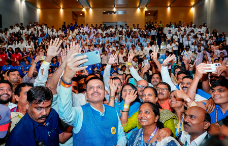 Students must stay away from drugs: Maha CM