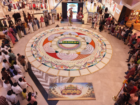 3,000 dhotis bloom into an Onam Pookkalam in Kochi 3,000 dhotis bloom into an Onam Pookkalam in Kochi