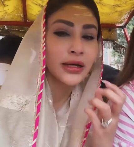 Mouni Roy offers prayers at Kashi Vishwanath during Sawan