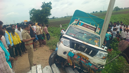 Three women killed as pickup van crashes into electric pole in K’taka’s Yadgir