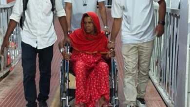 Dressing injured feet, treating exhaustion-related disorientation: ER reaches out to pilgrims’ hearts Dressing injured feet, treating exhaustion-related disorientation: ER reaches out to pilgrims’ hearts