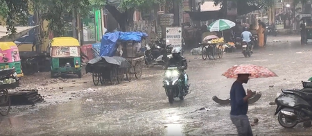 Heavy rain lashes Delhi-NCR, several districts on red alert Heavy rain lashes Delhi-NCR, several districts on red alert