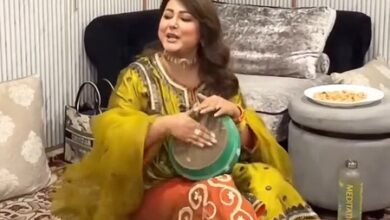 Hina Khan turns ‘Kashmir Ki Kali’ as she plays tumbaknari at sister’s pre-wedding celebrations