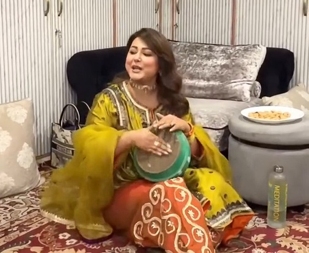 Hina Khan turns ‘Kashmir Ki Kali’ as she plays tumbaknari at sister’s pre-wedding celebrations Hina Khan turns ‘Kashmir Ki Kali’ as she plays tumbaknari at sister’s pre-wedding celebrations