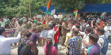 Bihar students march towards CM’s residence over TRE-4 issue, clash with cops Bihar students march towards CM’s residence over TRE-4 issue, clash with cops