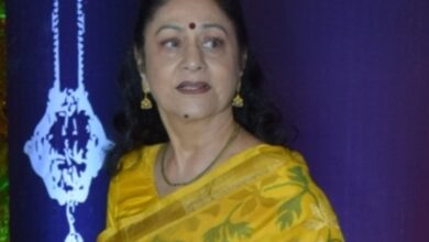 Aruna Irani looks bereaved as she arrives at crematorium for husband Kuku Kohli’s funeral Aruna Irani looks bereaved as she arrives at crematorium for husband Kuku Kohli’s funeral