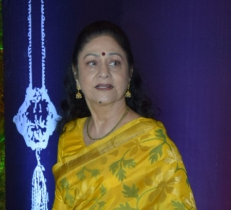 Aruna Irani looks bereaved as she arrives at crematorium for husband Kuku Kohli’s funeral Aruna Irani looks bereaved as she arrives at crematorium for husband Kuku Kohli’s funeral
