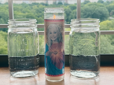 Anne Hathaway pays tribute to Dolly Parton with candle-lit memory Anne Hathaway pays tribute to Dolly Parton with candle-lit memory