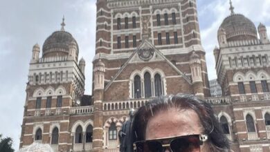 Akhilendra Mishra shares Team ‘Lagaan’ picture from Mumbai outing at CST station Akhilendra Mishra shares Team ‘Lagaan’ picture from Mumbai outing at CST station