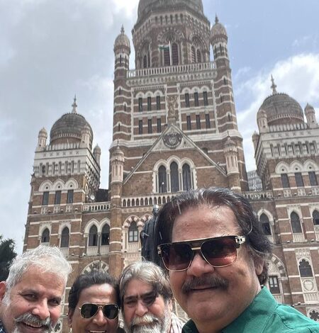 Akhilendra Mishra shares Team ‘Lagaan’ picture from Mumbai outing at CST station Akhilendra Mishra shares Team ‘Lagaan’ picture from Mumbai outing at CST station