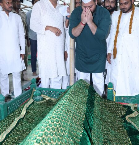 Nitish Kumar, Tejashwi Yadav offer chadar at Patna shrines on Eid-Milad-un-Nabi Nitish Kumar, Tejashwi Yadav offer chadar at Patna shrines on Eid-Milad-un-Nabi