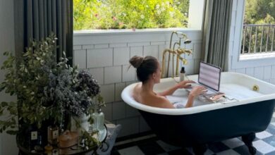 Jennifer Lopez turns bathtub into her ‘office’ Jennifer Lopez turns bathtub into her ‘office’