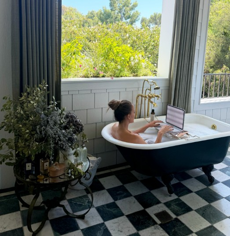 Jennifer Lopez turns bathtub into her ‘office’ Jennifer Lopez turns bathtub into her ‘office’