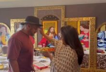Salman Khan’s sister Arpita performs aarti, applies tilak as she ties rakhi to Bhaijaan Salman Khan’s sister Arpita performs aarti, applies tilak as she ties rakhi to Bhaijaan