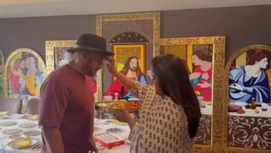 Salman Khan’s sister Arpita performs aarti, applies tilak as she ties rakhi to Bhaijaan Salman Khan’s sister Arpita performs aarti, applies tilak as she ties rakhi to Bhaijaan