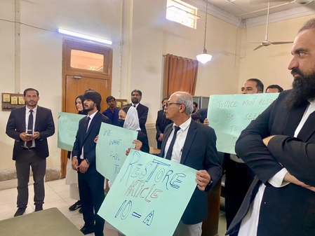 Lawyers guaranteeing illicit outcomes thrive in Pakistan: Report Lawyers guaranteeing illicit outcomes thrive in Pakistan: Report