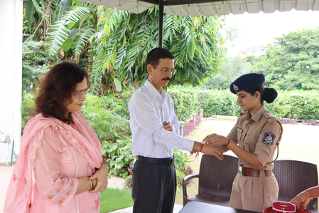 Gujarat: ‘She Teams’ celebrate Raksha Bandhan with DGP, senior citizens and police veterans Gujarat: ‘She Teams’ celebrate Raksha Bandhan with DGP, senior citizens and police veterans