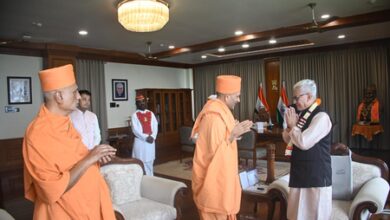 Maha Guv receives sacred ‘rakhi’ from BAPS spiritual leader Mahant Swami Maharaj Maha Guv receives sacred ‘rakhi’ from BAPS spiritual leader Mahant Swami Maharaj