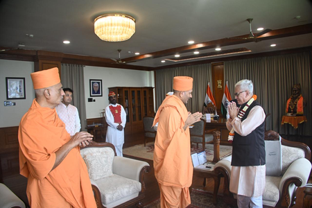 Maha Guv receives sacred ‘rakhi’ from BAPS spiritual leader Mahant Swami Maharaj