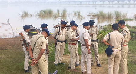 Encounter in Patna: 62 rounds fired between police and extortion gang at Son River Encounter in Patna: 62 rounds fired between police and extortion gang at Son River
