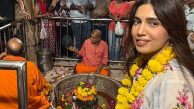 Bhumi Pednekkar offers prayers at the Achaleshwar Mahadev Mandir in Gwalior Bhumi Pednekkar offers prayers at the Achaleshwar Mahadev Mandir in Gwalior