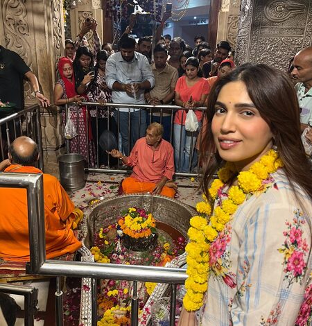 Bhumi Pednekkar offers prayers at the Achaleshwar Mahadev Mandir in Gwalior Bhumi Pednekkar offers prayers at the Achaleshwar Mahadev Mandir in Gwalior