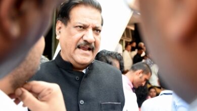 Prithviraj Chavan claims Gopinath Munde considered joining Cong; Pankaja Munde hits back Prithviraj Chavan claims Gopinath Munde considered joining Cong; Pankaja Munde hits back