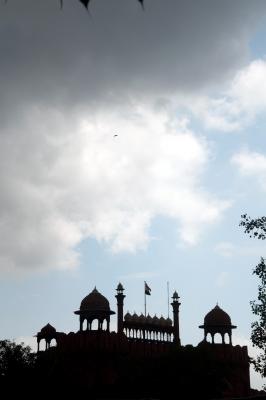Delhi-NCR likely to witness cloudy skies, light rain; humidity persists despite pleasant weather