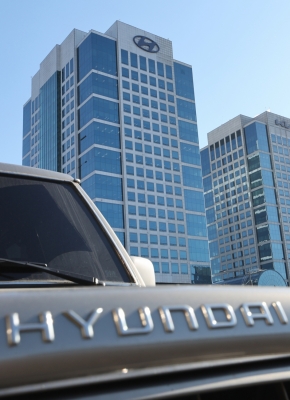 Hyundai Motor workers stage full-scale strike over wage disputes Hyundai Motor workers stage full-scale strike over wage disputes