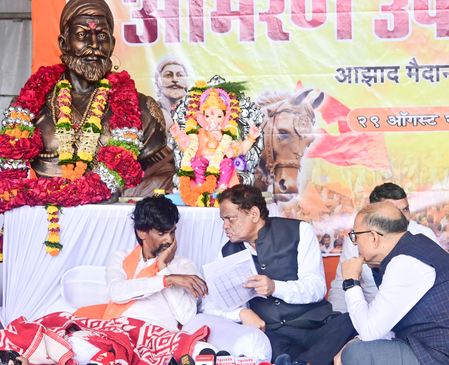 Manoj Jarange Patil drinks water, but continues hunger strike till Marathas get Kunbi certificates Manoj Jarange Patil drinks water, but continues hunger strike till Marathas get Kunbi certificates