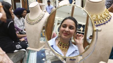 Gold, silver jump up to 3 pc over week amid softer crude oil prices (Lead) Gold, silver jump up to 3 pc over week amid softer crude oil prices (Lead)