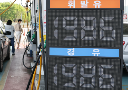 S. Korea to extend fuel tax cut through November amid price burdens S. Korea to extend fuel tax cut through November amid price burdens